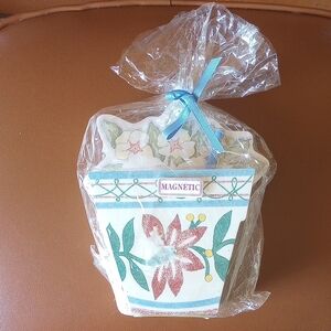 NWT Pretty Paper Floral Medley: Magnetic Memo Holder, Die Cut Memo Paper & Pen